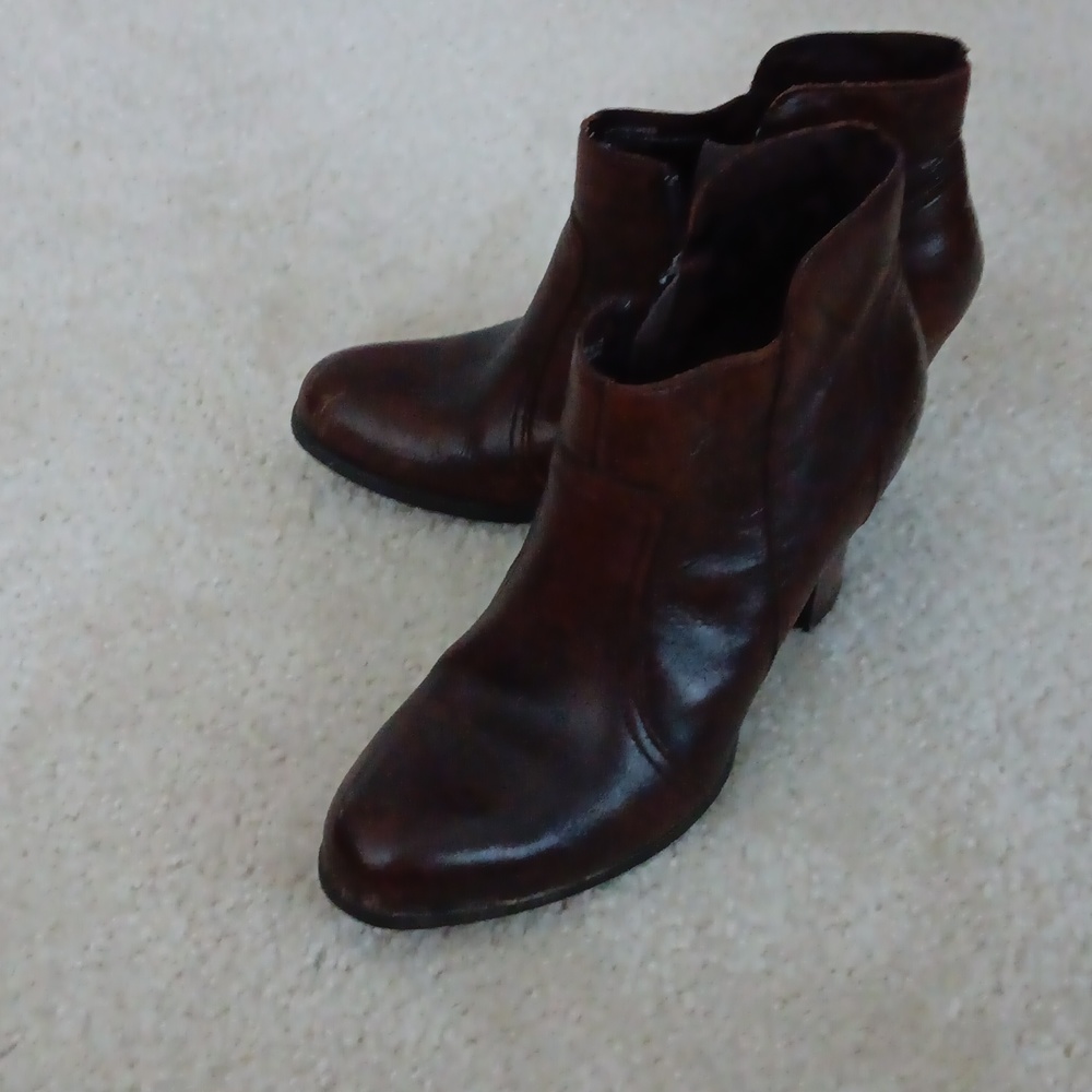 Leather upper shoe booties